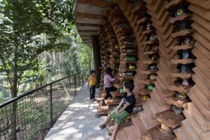 casa com fachada de brinquedos na índia