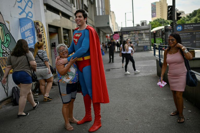 'Superman brasileiro': advogado alegra hospitais no Rio