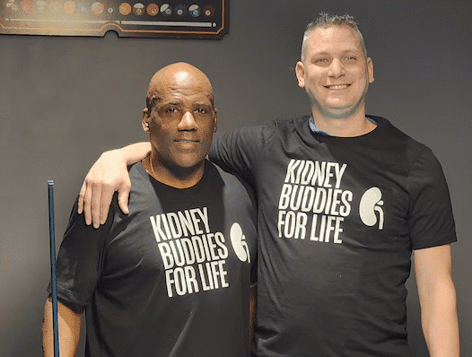 James Harris Jr. (à esquerda) e Russ Redhead (à direita). (Foto: Reprodução/Denise Epps-Harris)