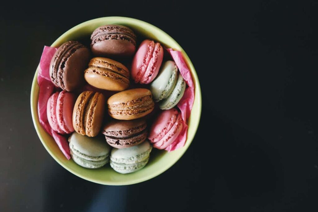 Realize o sonho de degustar macarons em Paris. (Foto: Brigitte Tohm/Pexels)