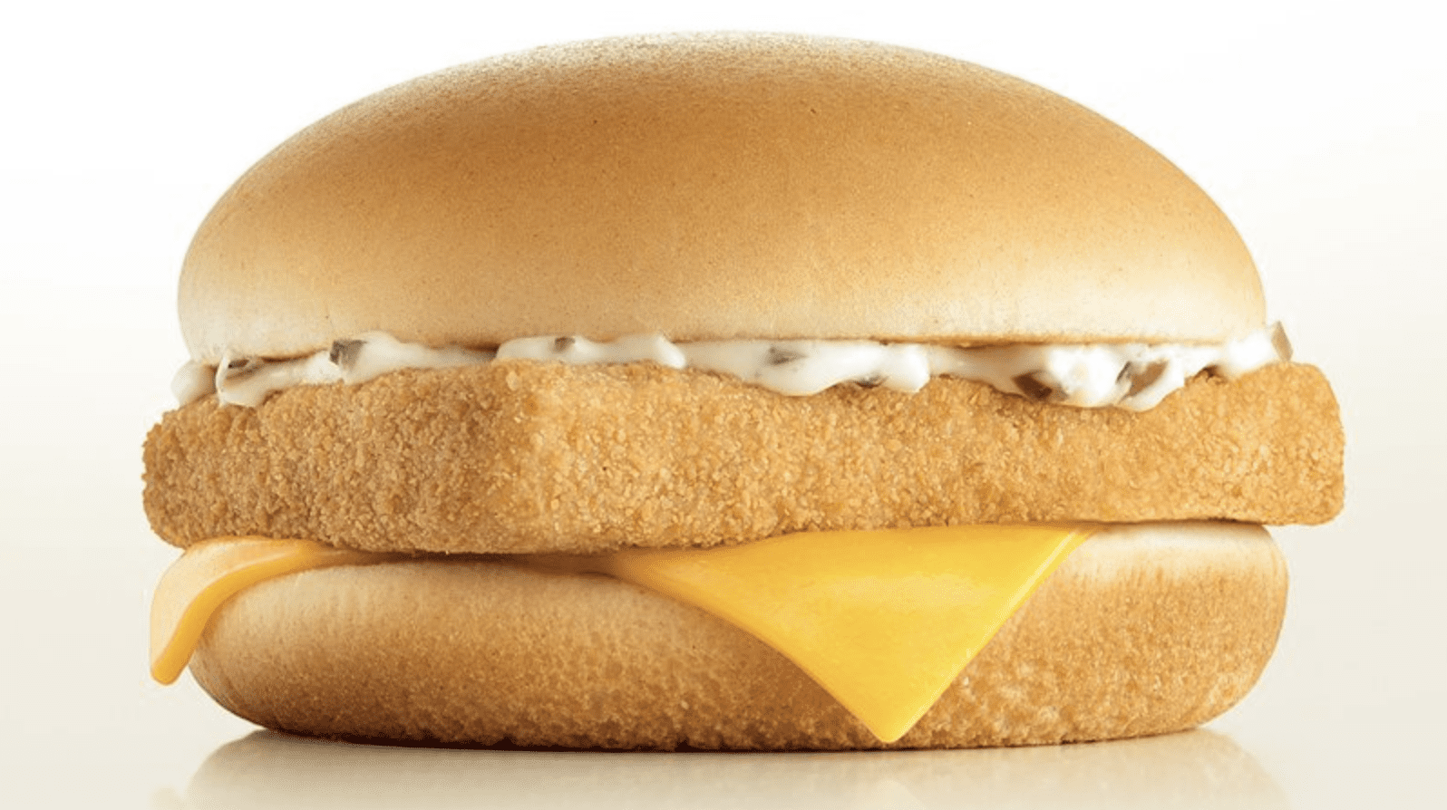 McFish é um sanduiche com filé de peixe, queijo, picles e molho tártaro.