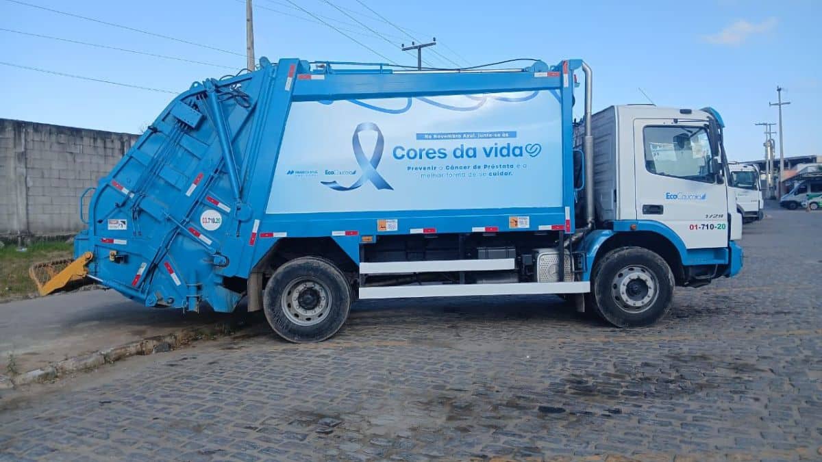 Caminhão azul da Ecofor Ambiental com adesivo da campanha "Cores da Vida" para conscientização sobre o Novembro Azul.