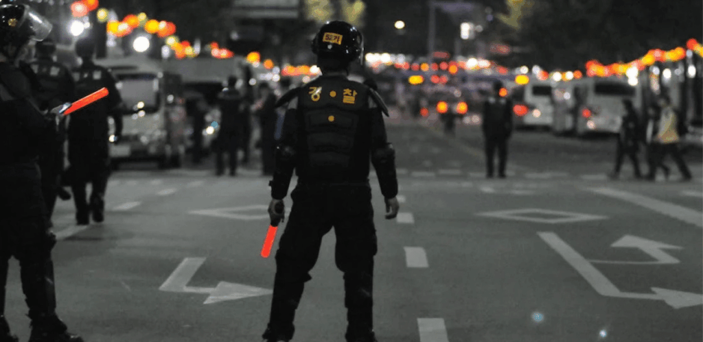 Policiais monitoram via urbana à noite durante operação de segurança, ilustrando ações que desenvolvem para a redução da criminalidade no Pará.