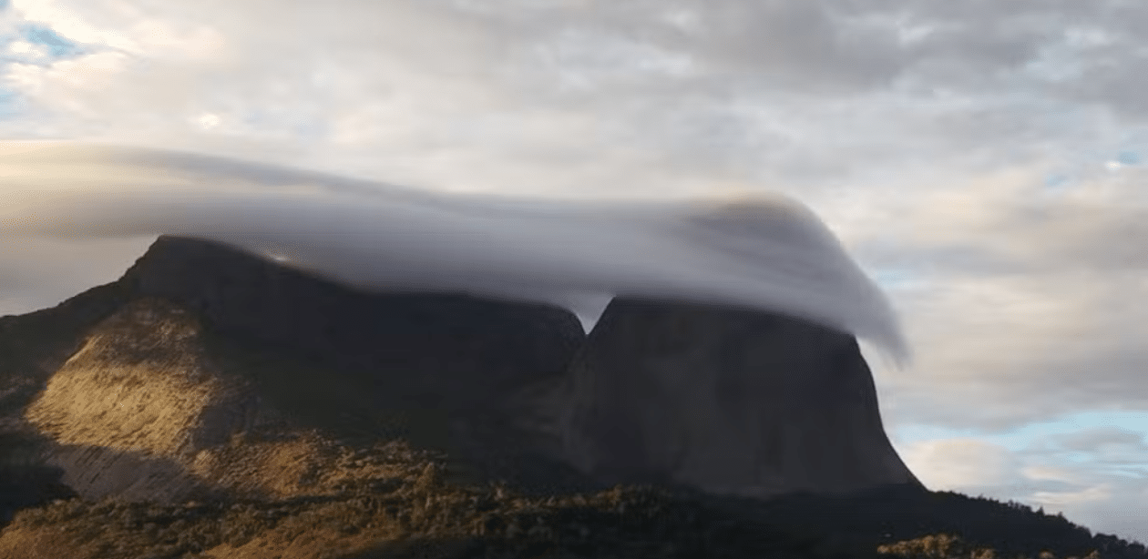 Formação de nuvem véu de noiva cobre o topo da Pedra Azul no Espírito Santo ao amanhecer.