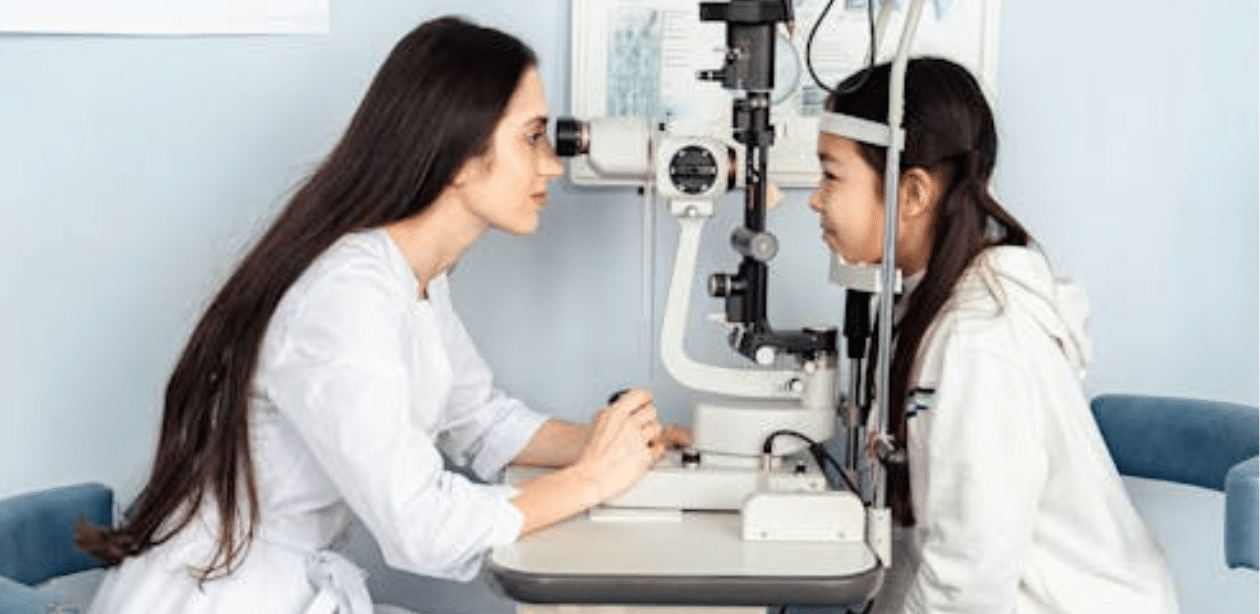 Exame oftalmológico realizado por profissional da saúde, reforçando a importância de cuidados e alimentos bons para a saúde ocular.