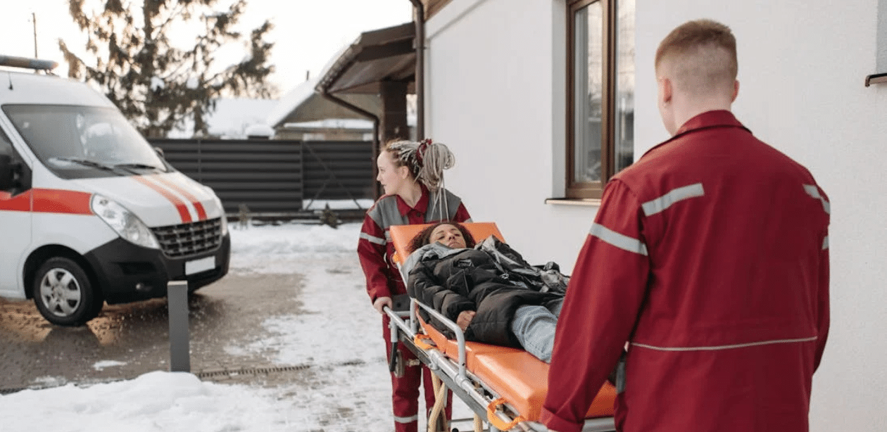 "Mulher resgatada com vida sendo levada por socorristas após desastre