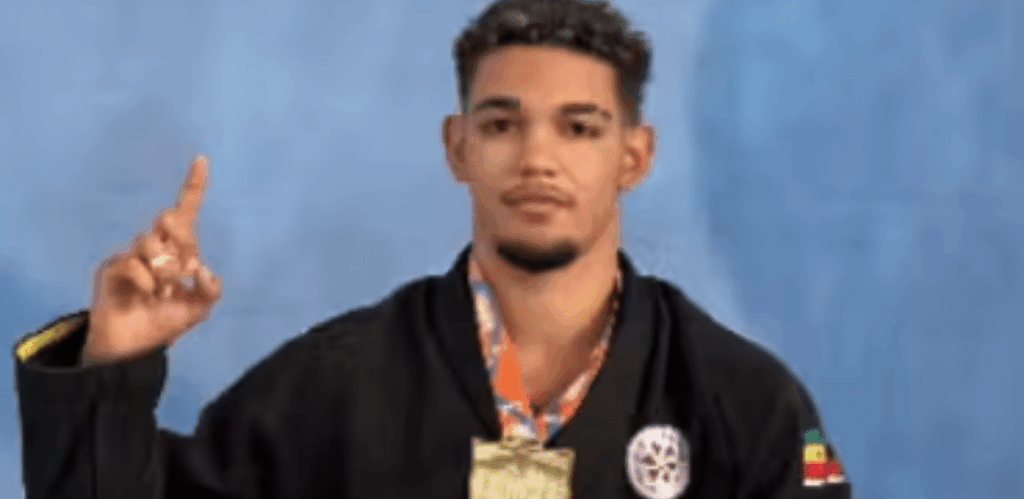 Joab Ferreira com medalha de ouro no pescoço após vitória no jiu-jitsu, representando superação e destaque no esporte.