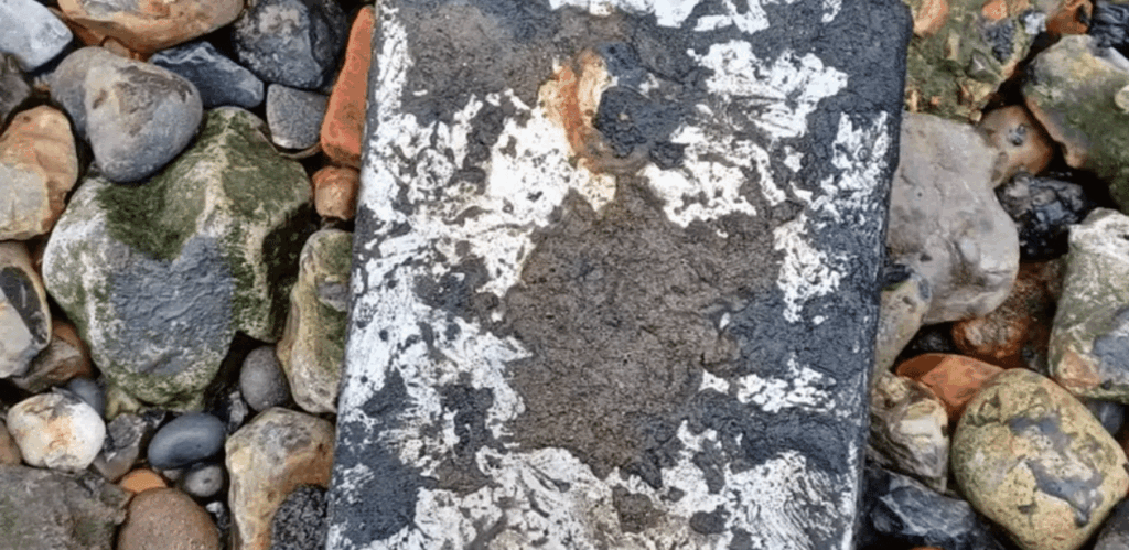 iPad coberto de lama encontrado entre pedras às margens do rio, peça-chave para a polícia desvendar rede de crime