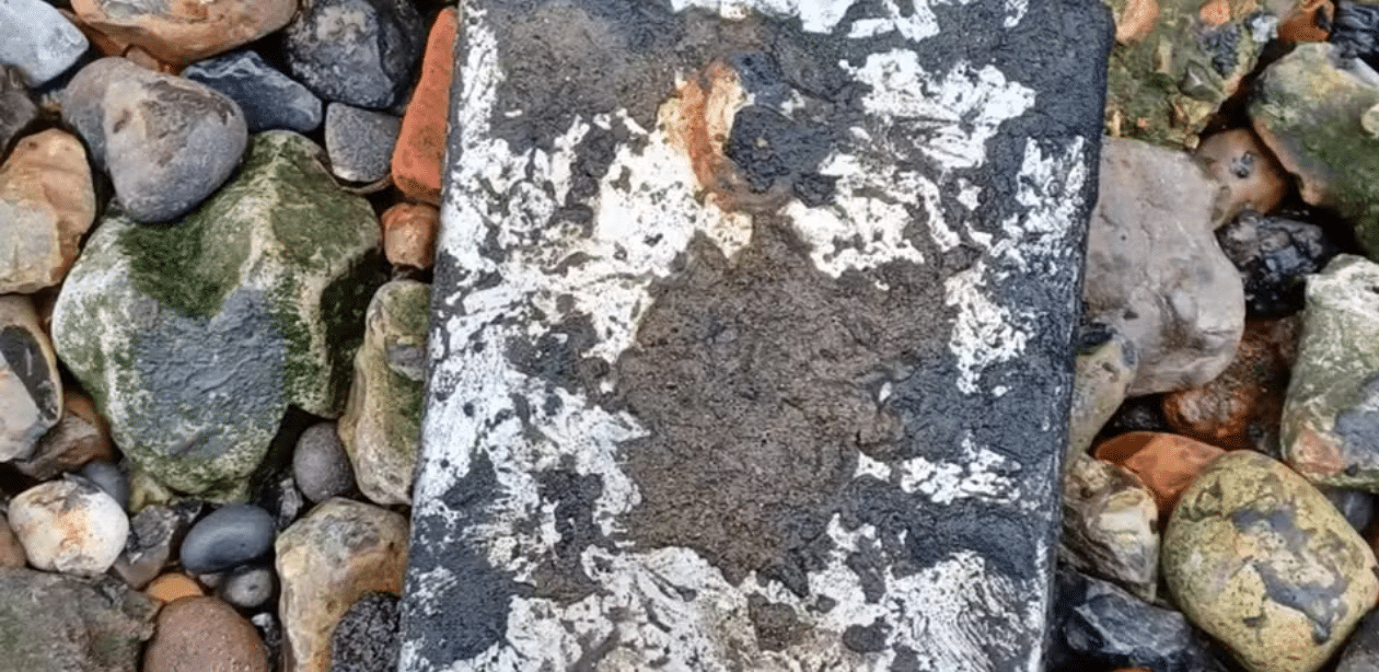 iPad coberto de lama encontrado entre pedras às margens do rio, peça-chave para a polícia desvendar rede de crime