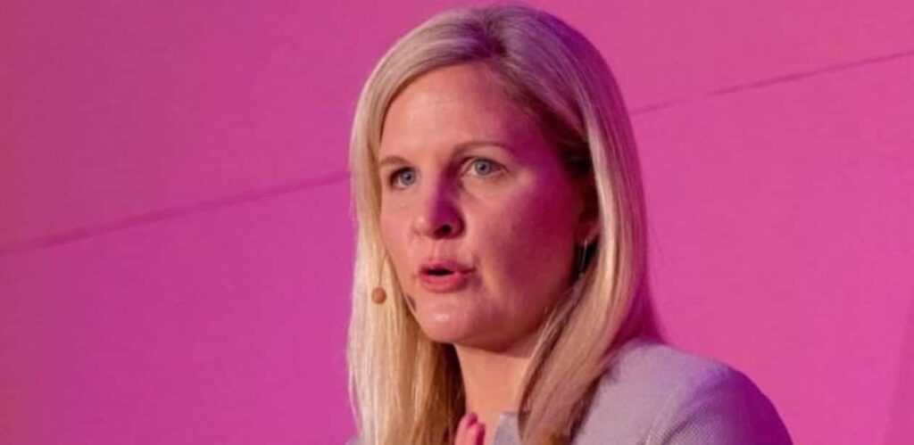 "Kirsty Coventry, primeira mulher eleita presidente do COI, fala em evento. A ex-nadadora zimbabuense assume o cargo com desafios importantes no cenário olímpico global.