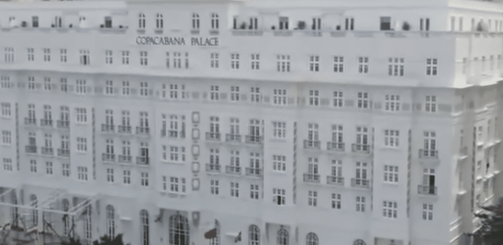 Fachada do Copacabana Palace, um dos hotéis mais icônicos do Brasil, com sua estrutura branca clássica e janelas simétricas. O hotel passará por uma grande reforma, incluindo um leilão de sua mobília antes das obras