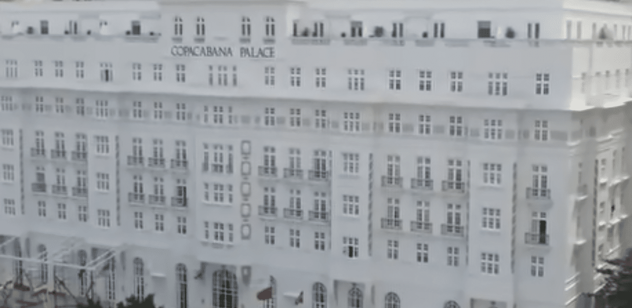 Fachada do Copacabana Palace, um dos hotéis mais icônicos do Brasil, com sua estrutura branca clássica e janelas simétricas. O hotel passará por uma grande reforma, incluindo um leilão de sua mobília antes das obras