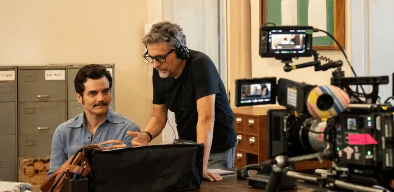 Kleber Mendonça Filho dirige cena do filme O Agente Secreto com Wagner Moura no set de gravação