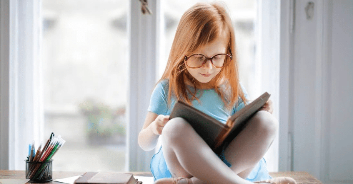 Criança lendo concentrada em comemoração ao Dia Nacional do Livro Infantil, que celebra a importância da leitura na infância