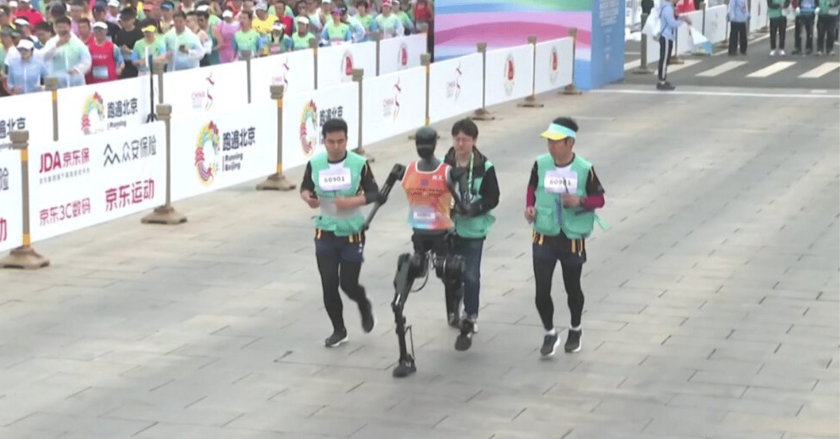 Robôs humanoides correm ao lado de humanos em maratona na China