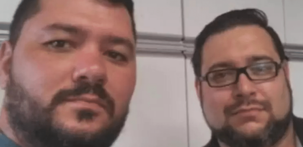 Reencontro de irmãos separados na infância que descobriram o vínculo familiar após anos vivendo como amigos e colegas de trabalho.