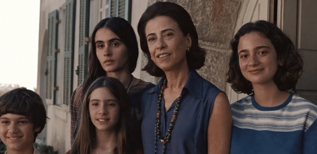 Cena do filme Ainda Estou Aqui, com Eunice Paiva (Fernanda Torres) ao lado dos filhos, em momento familiar durante a ditadura militar