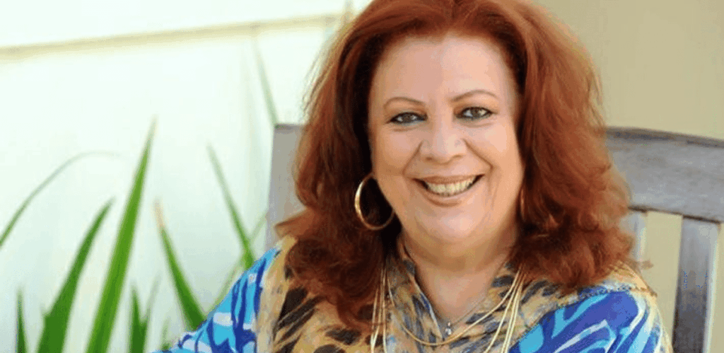 Beth Carvalho sorrindo, homenageada pelo Sambabook com álbum e shows que celebram seu legado no samba brasileiro.