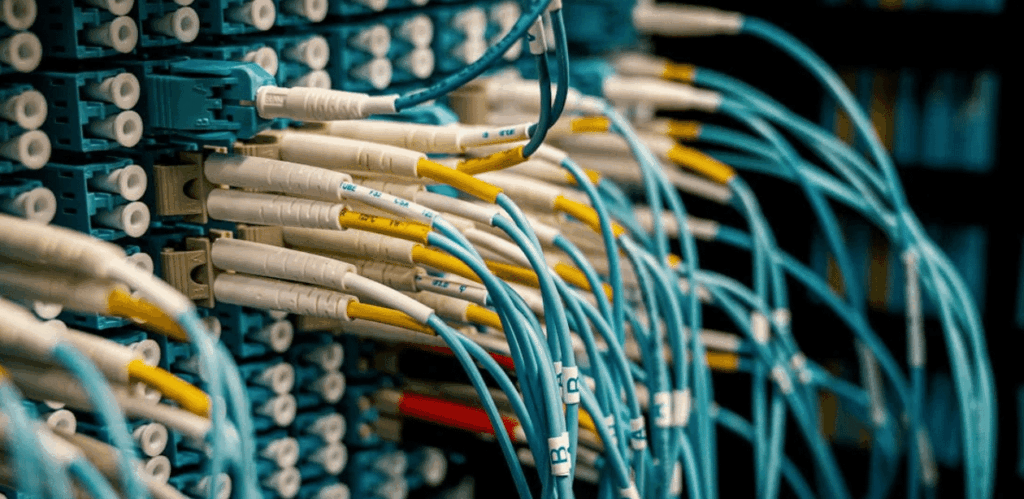 Cabos de fibra óptica conectados a servidor representam nova tecnologia que aumenta velocidade de transmissão de dados em 10.000 vezes.