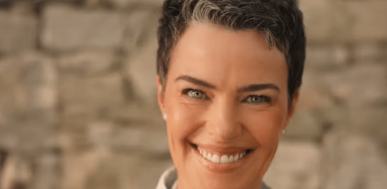 Ana Paula Arósio sorrindo em campanha publicitária de suplementos e vitaminas após 15 anos longe das telas.