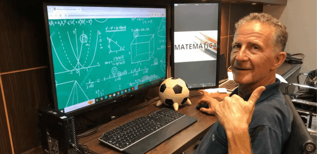 Comerciante de 60 anos sorri ao conquistar vaga na UFJF após voltar a estudar depois de 40 anos