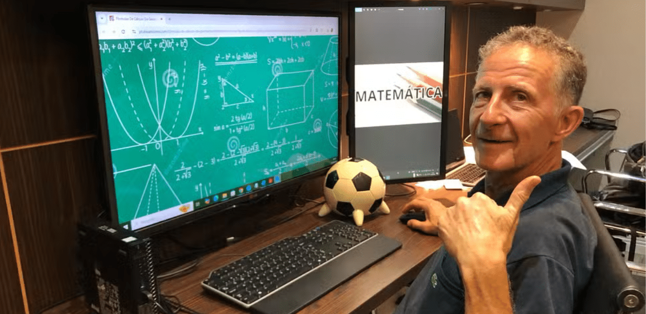 Comerciante de 60 anos sorri ao conquistar vaga na UFJF após voltar a estudar depois de 40 anos