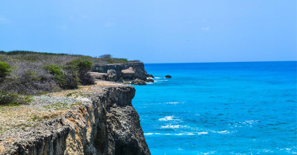 Cor da água azul-turquesa mostra qualidade do mar em região costeira