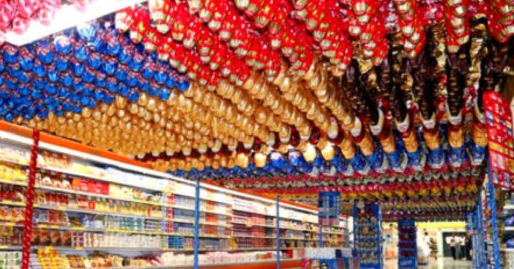 Origem dos ovos de Páscoa ilustrada por ovos de chocolate pendurados no teto de supermercado