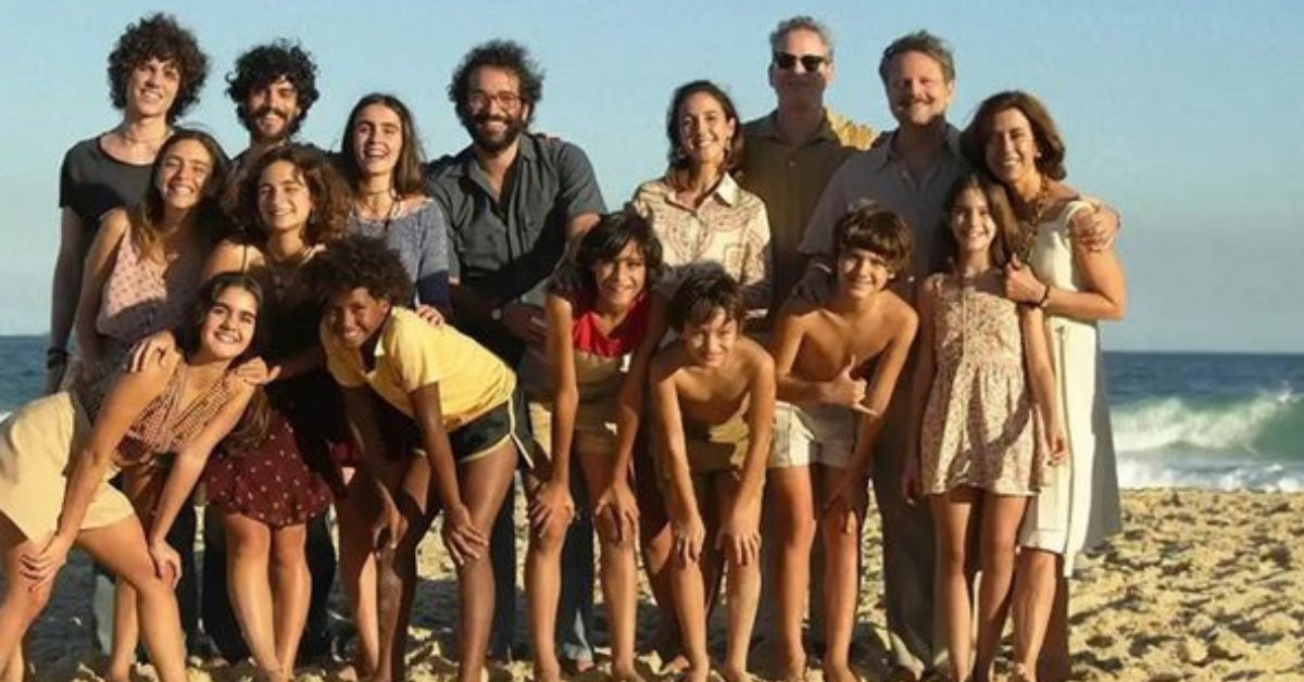 Elenco do filme Ainda Estou Aqui reunido em uma praia, representando união familiar e memória afetiva na trama brasileira