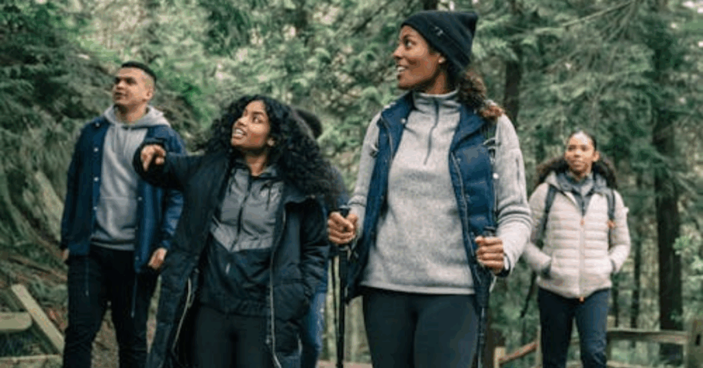 Turismo sustentável com grupo de pessoas caminhando em trilha ecológica cercada por natureza preservada