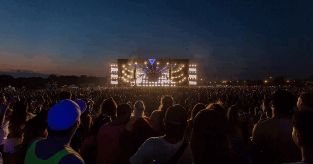 Multidão assiste a show em evento cultural ao ar livre no Brasil em 2025