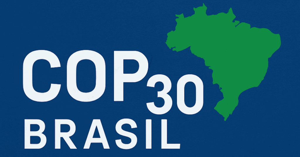 Painel azul exibe o logotipo COP30 Brasil com mapa verde do país ao lado da tipografia em branco