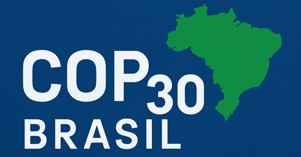 Painel azul exibe o logotipo COP30 Brasil com mapa verde do país ao lado da tipografia em branco