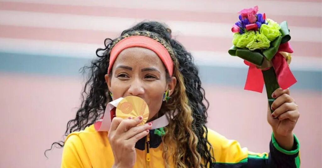 Superação de atleta paralímpica Silvânia Costa com medalha de ouro