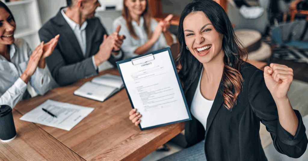 Mulher comemorando conquista após atualização profissional no mercado