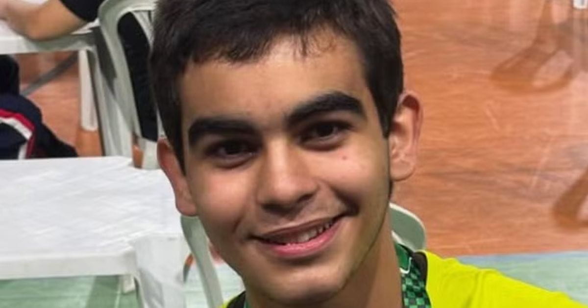 Jovem brasileiro sorri ao ser reconhecido como um dos 100 prodígios do mundo