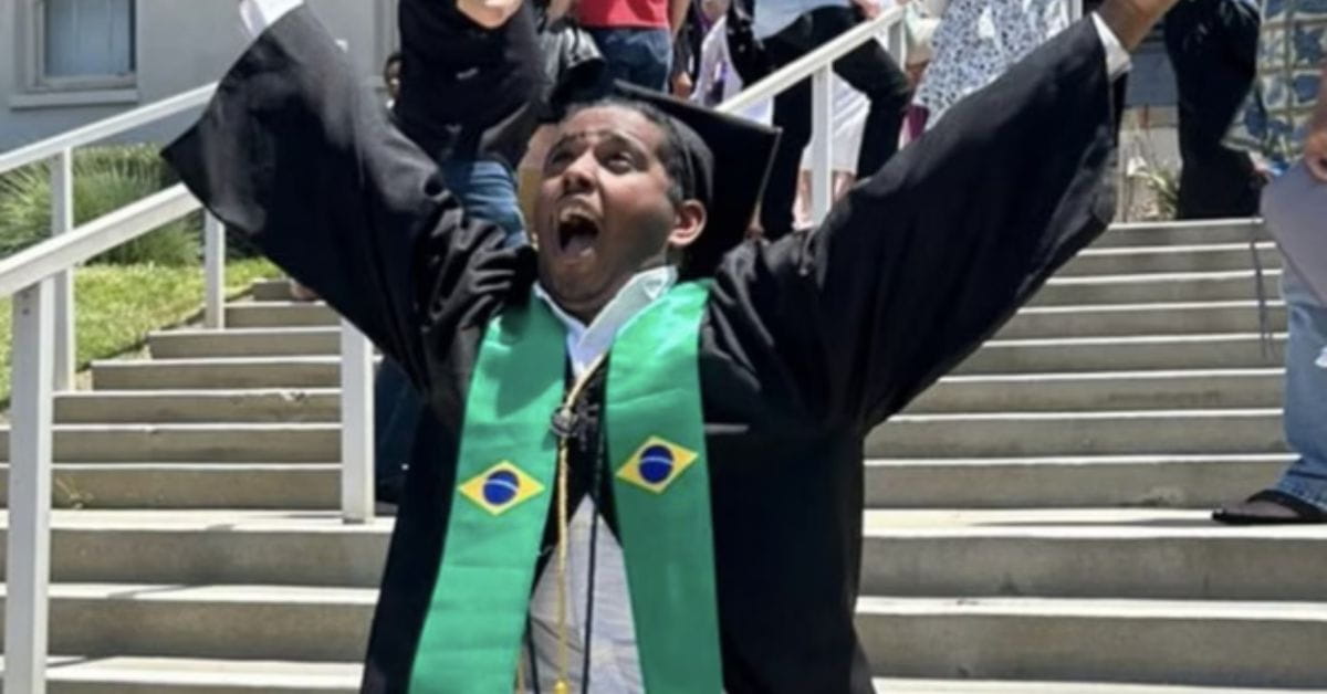 Jovem da periferia comemora formatura nos EUA com beca e faixa com bandeira do Brasil
