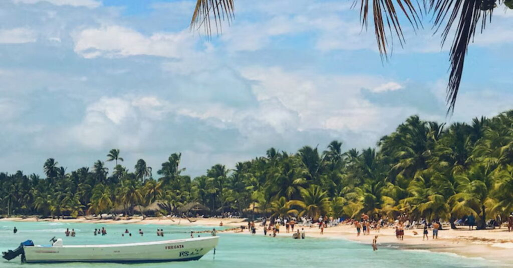 Maceió com mar cristalino e orla arborizada atrai turismo e valoriza qualidade de vida