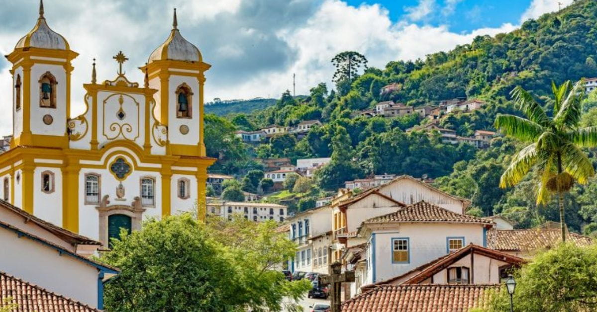 Centro histórico de Minas Gerais com igreja barroca e casas coloniais