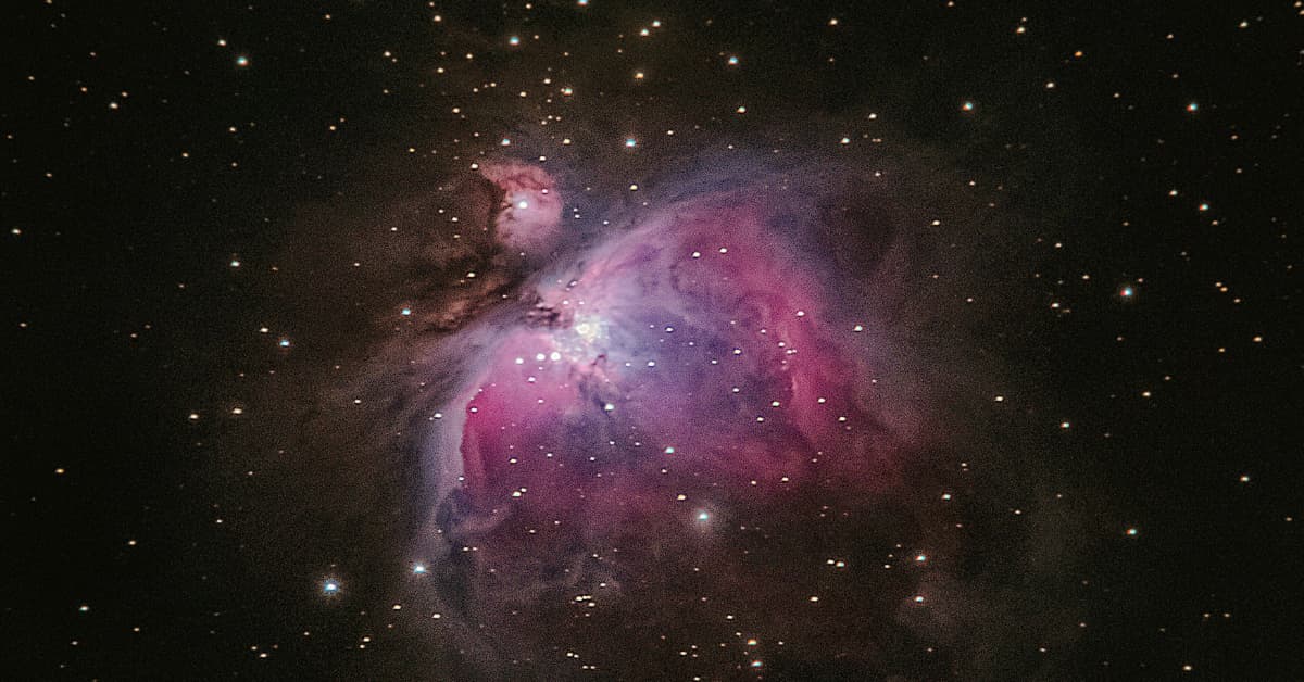 Projeto Dune: estrelas, nebulosas e galáxia espiral brilhante.