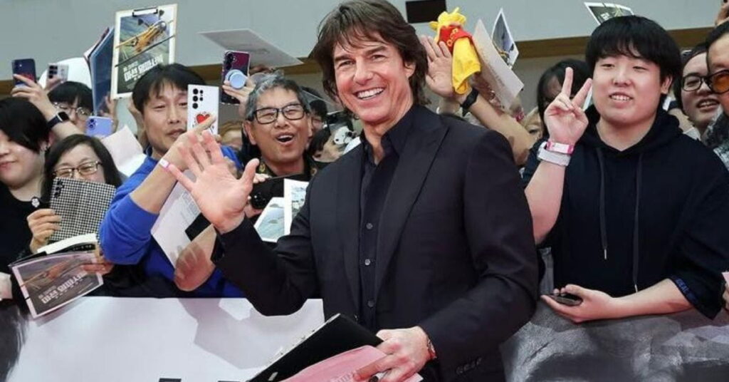 Tom Cruise acena para fãs durante première internacional do filme