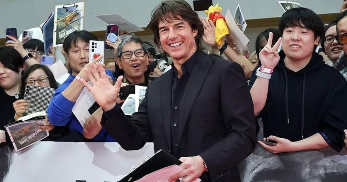 Tom Cruise acena para fãs durante première internacional do filme