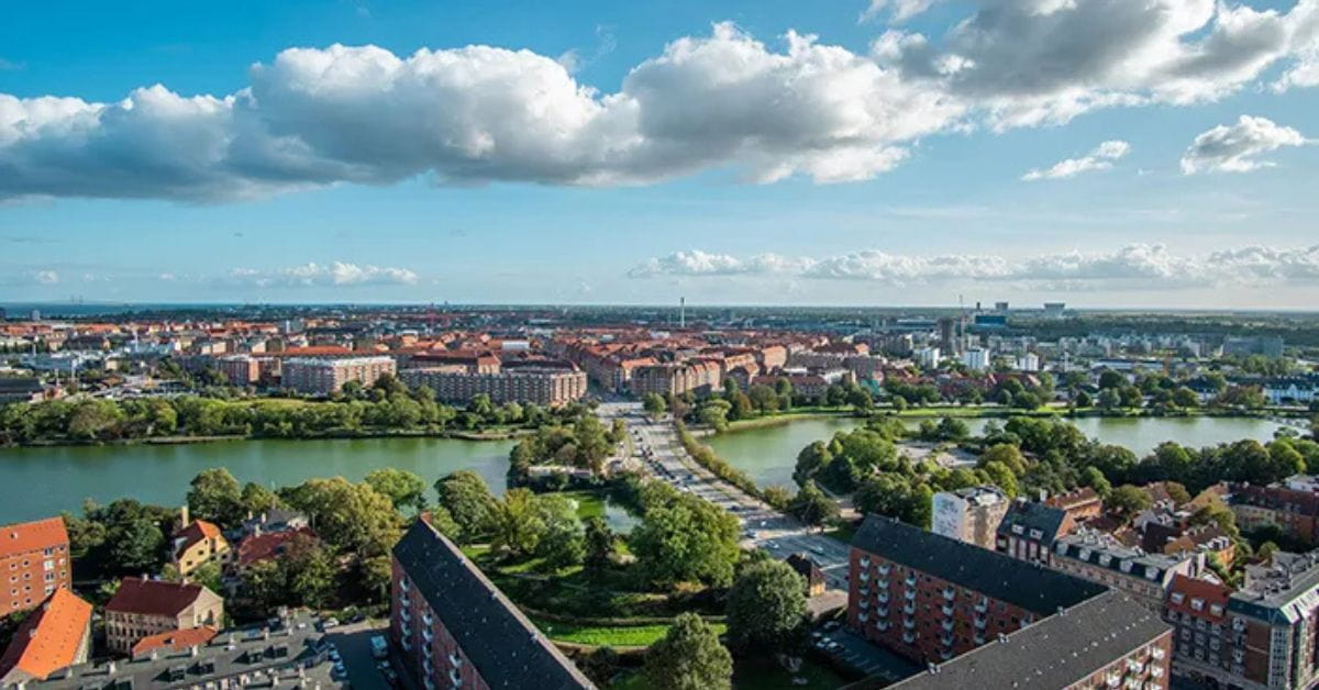 Vista aérea de uma cidade feliz com áreas verdes e urbanização planejada
