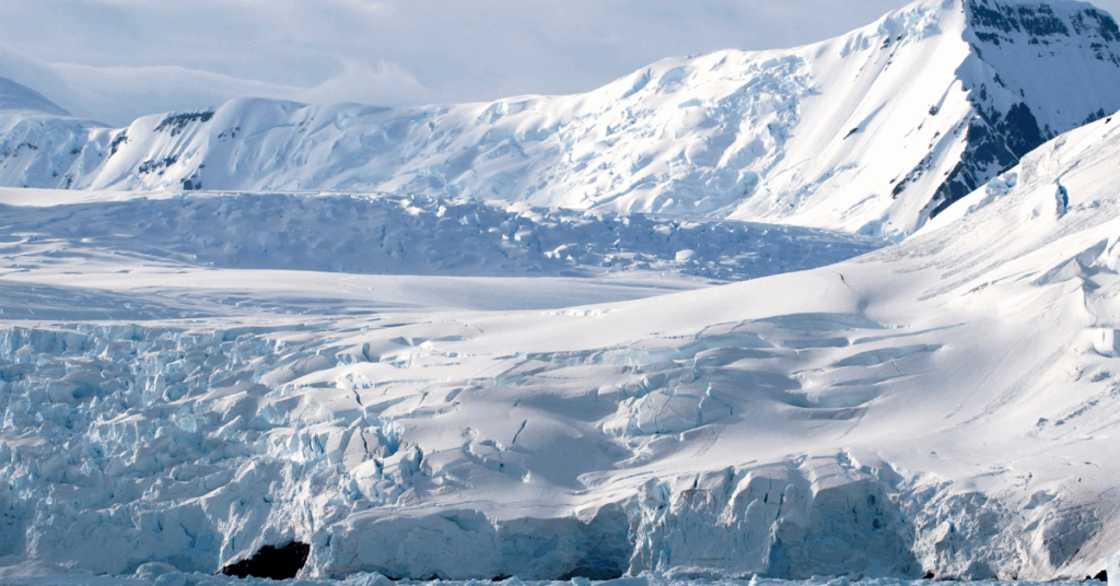 Formação de novas camadas de gelo na Antártida durante o outono de 2025