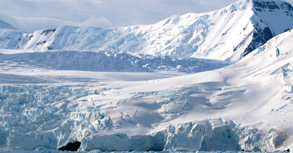 Formação de novas camadas de gelo na Antártida durante o outono de 2025