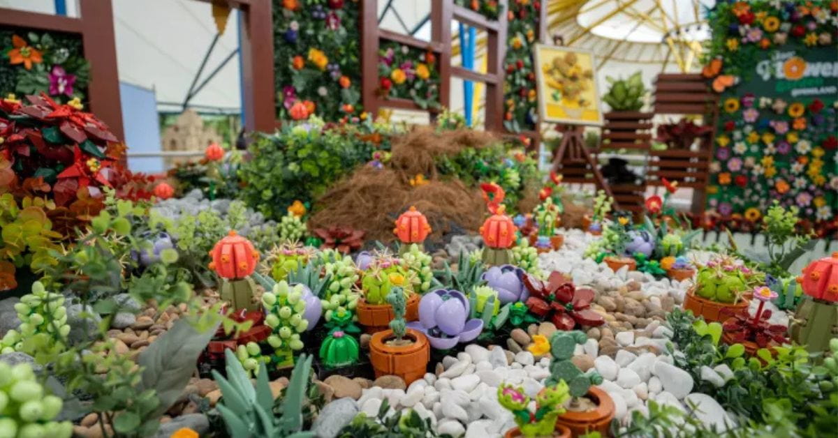 Jardim de Lego com flores e animais feitos de peças coloridas no parque da Malásia