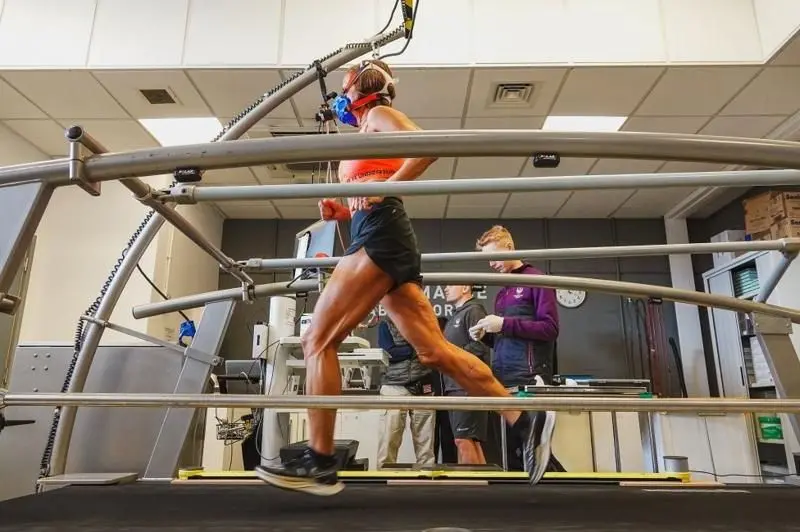 Jeannie Rice correndo em uma esteira enquanto é monitorada por cientistas no laboratório da Universidade de Loughborough, em estudo sobre longevidade saudável com exercícios.