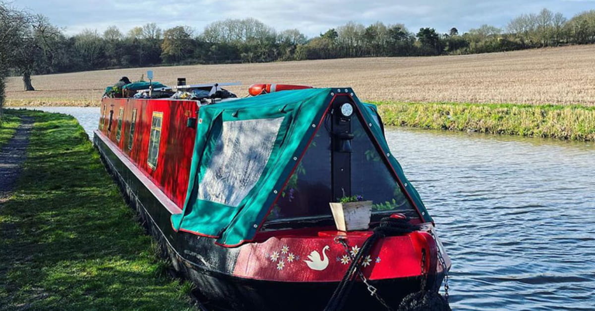 barca que serve de moradia no Reino Unido navegando por canal