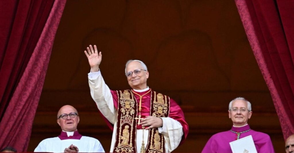 Novo papa Leão XIV acena ao público na sacada da Basílica de São Pedro após ser anunciado no Vaticano