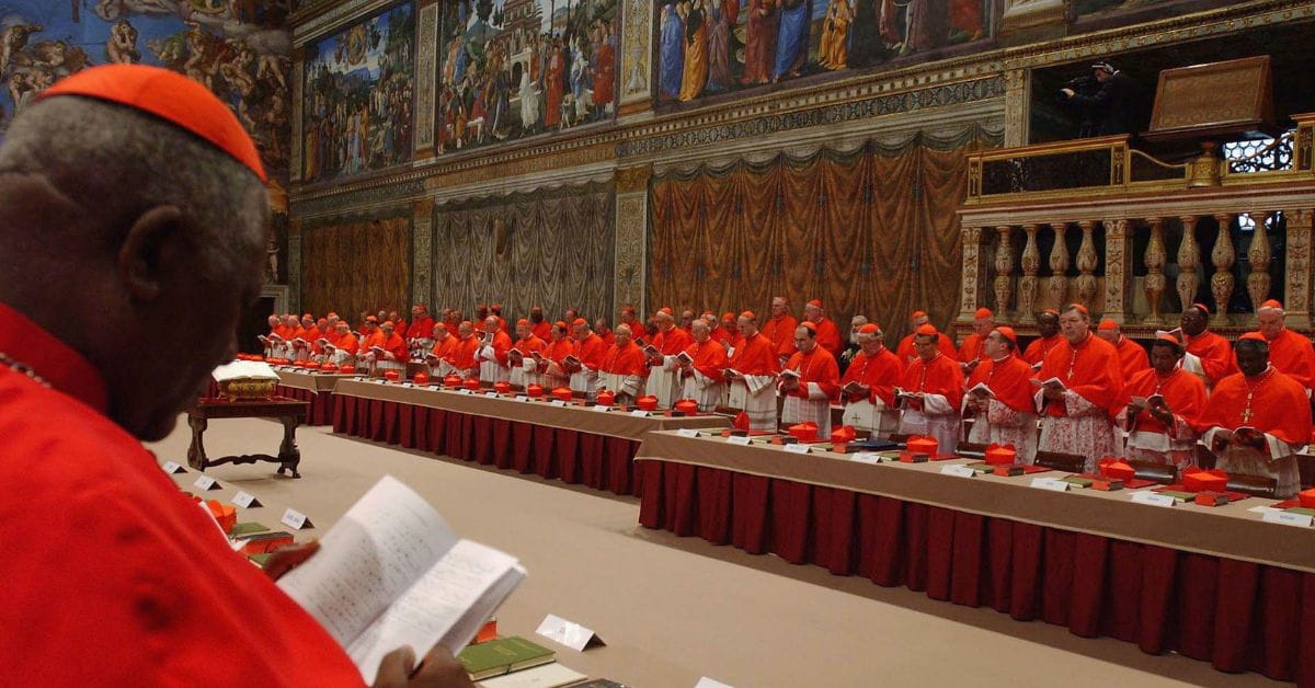Cardeais reunidos no conclave para escolha do novo Papa na Capela Sistina